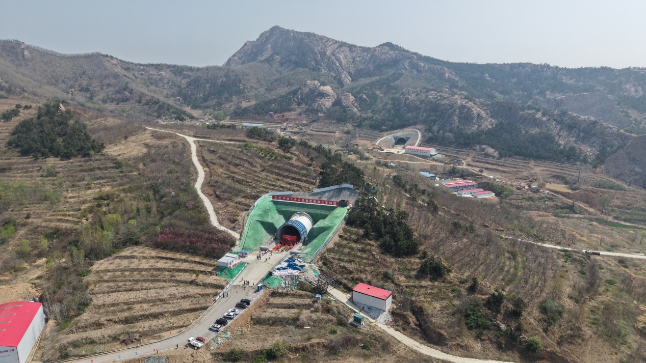 潍宿高铁至青岛连接线首条隧道贯通 潍宿高铁至青岛连接线首条隧道贯通