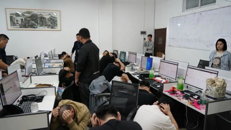 冒充客服,32人落网!这个电诈团伙被一锅端! 冒充客服,32人落网!这个电诈团伙被一锅端!