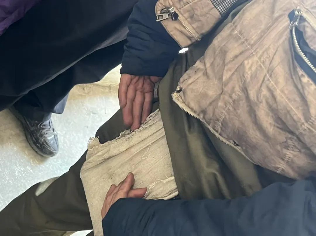 贴身偷运20余天!男子盗走1.3吨贵金属,价值超30万元 贴身偷运20余天!男子盗走1.3吨贵金属,价值超30万元