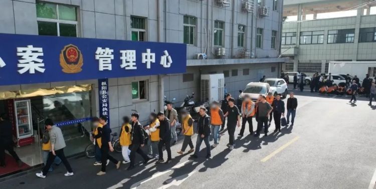 冒充客服,32人落网!这个电诈团伙被一锅端! 冒充客服,32人落网!这个电诈团伙被一锅端!