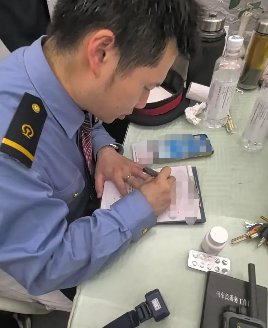 情况紧急!特快列车深夜临停5分钟! 情况紧急!特快列车深夜临停5分钟!