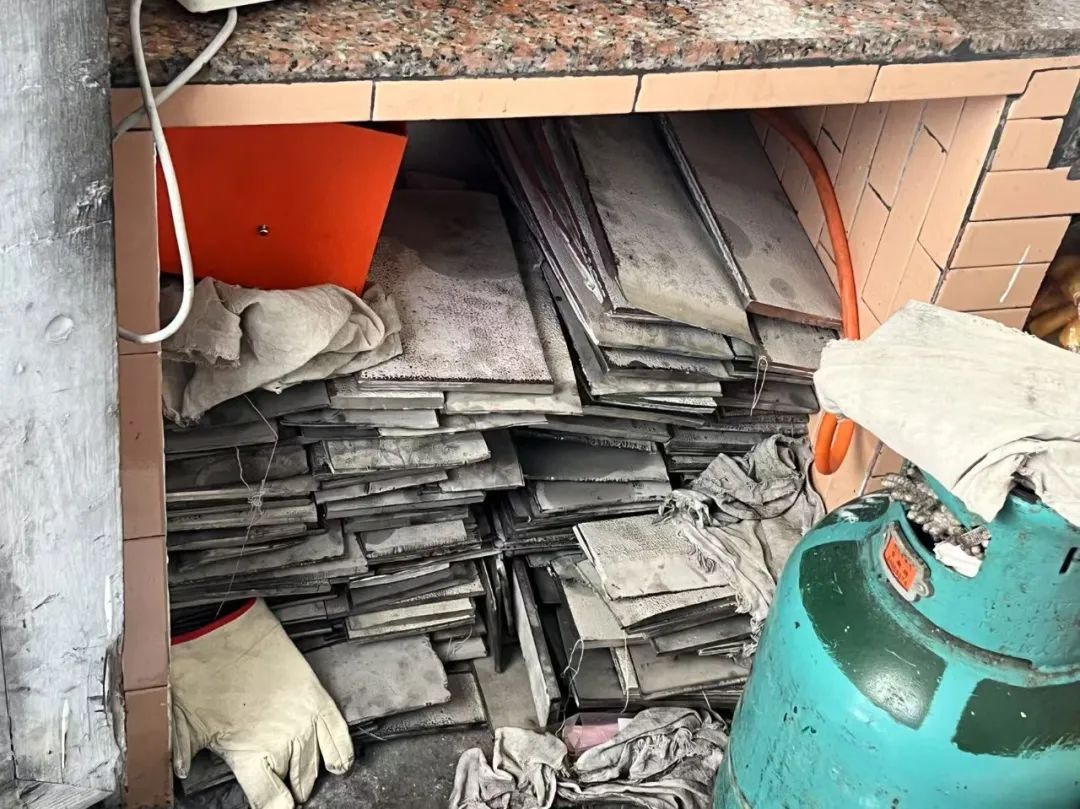 贴身偷运20余天!男子盗走1.3吨贵金属,价值超30万元 贴身偷运20余天!男子盗走1.3吨贵金属,价值超30万元