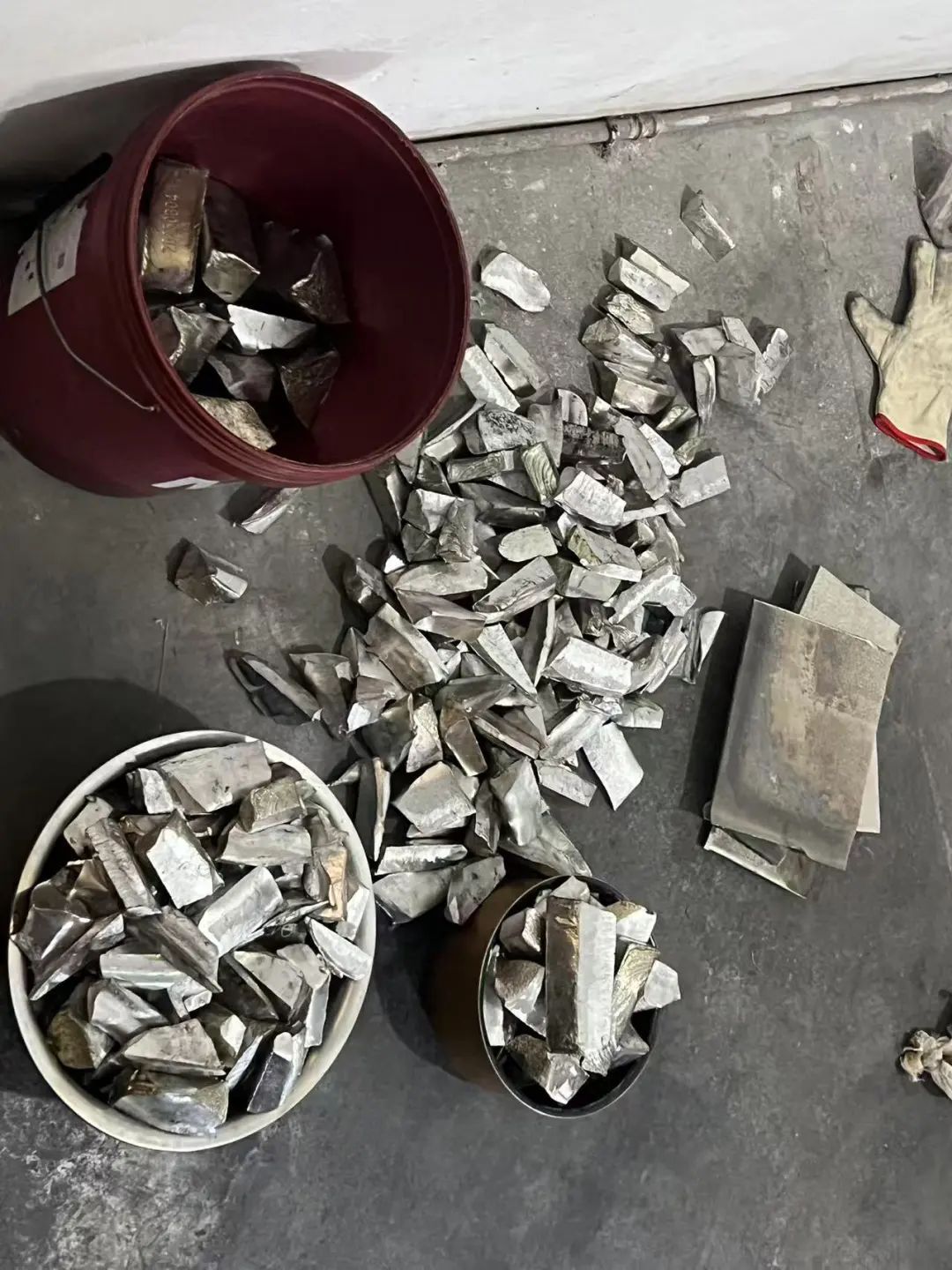 贴身偷运20余天!男子盗走1.3吨贵金属,价值超30万元 贴身偷运20余天!男子盗走1.3吨贵金属,价值超30万元