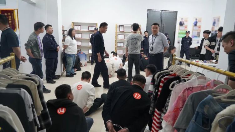 冒充客服,32人落网!这个电诈团伙被一锅端! 冒充客服,32人落网!这个电诈团伙被一锅端!