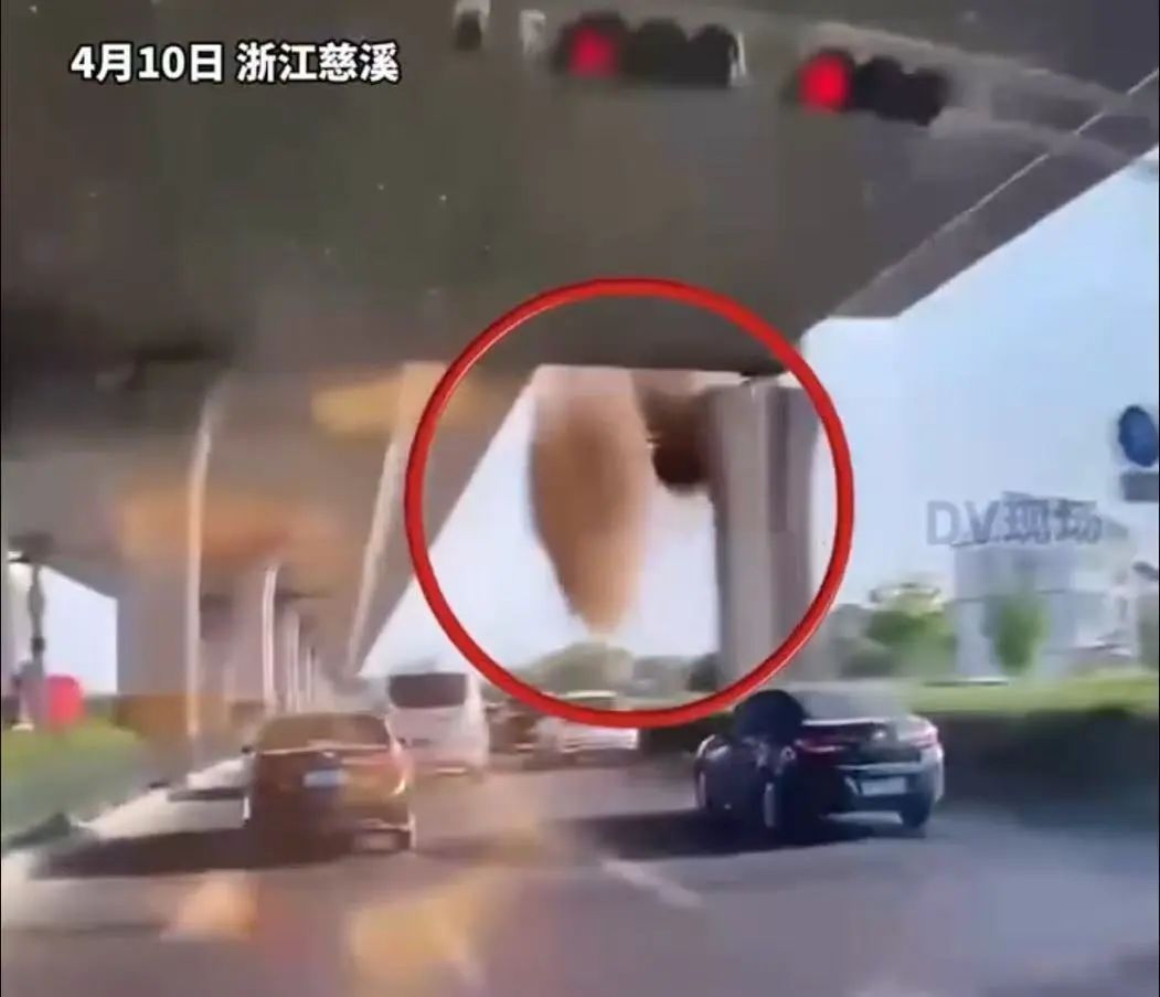 惊险！一货车冲下高架桥，有人员受伤