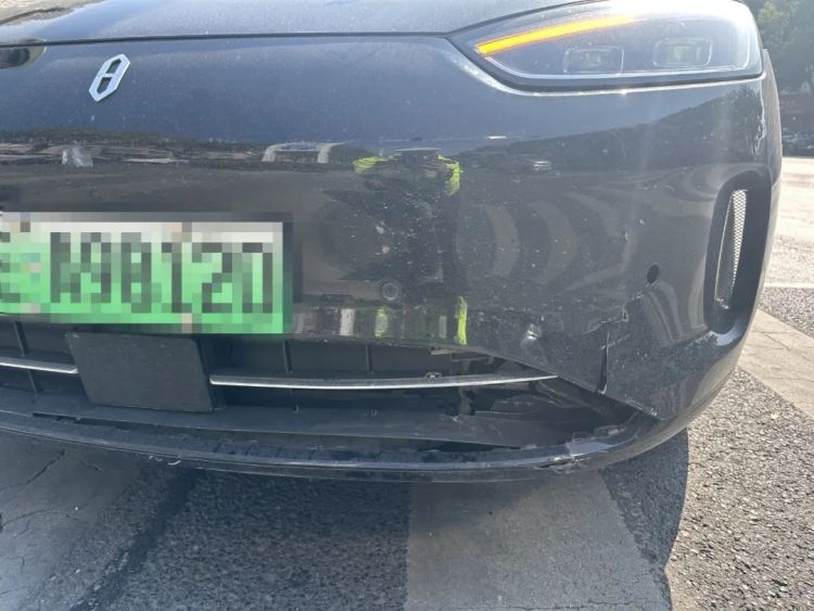 任性“闯”被撞飞,路人:“你戴了头盔真是万幸!” 任性“闯”被撞飞,路人:“你戴了头盔真是万幸!”