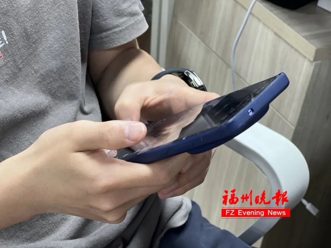 长期睡前刷手机!福州一男大学生,中招了! 长期睡前刷手机!福州一男大学生,中招了!