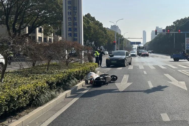 任性“闯”被撞飞,路人:“你戴了头盔真是万幸!” 任性“闯”被撞飞,路人:“你戴了头盔真是万幸!”