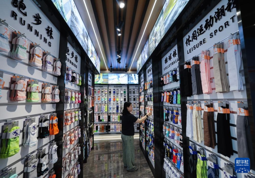 促进民营经济高质量发展丨浙江诸暨：国际袜都做“足”功夫抢单拓市