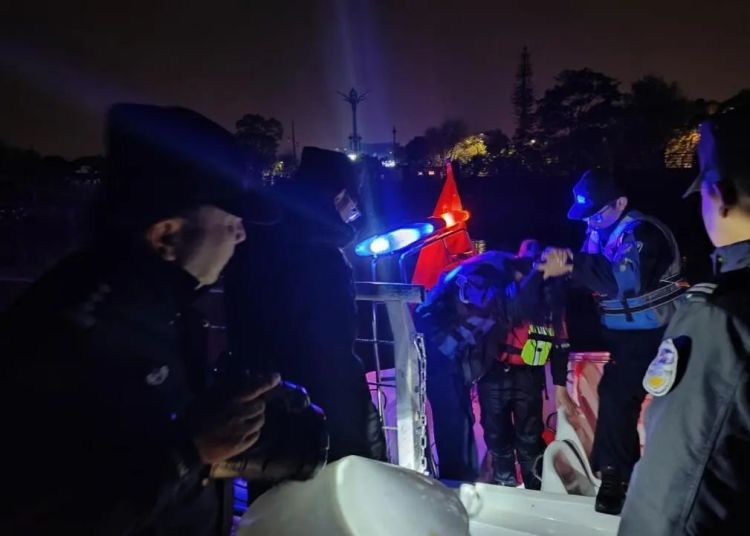 凌晨一女子落入昆明滇池，命悬一线！民警紧急救援