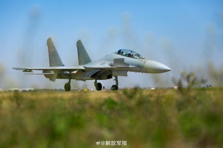 长空砺刃！空军战机飞行训练图上新