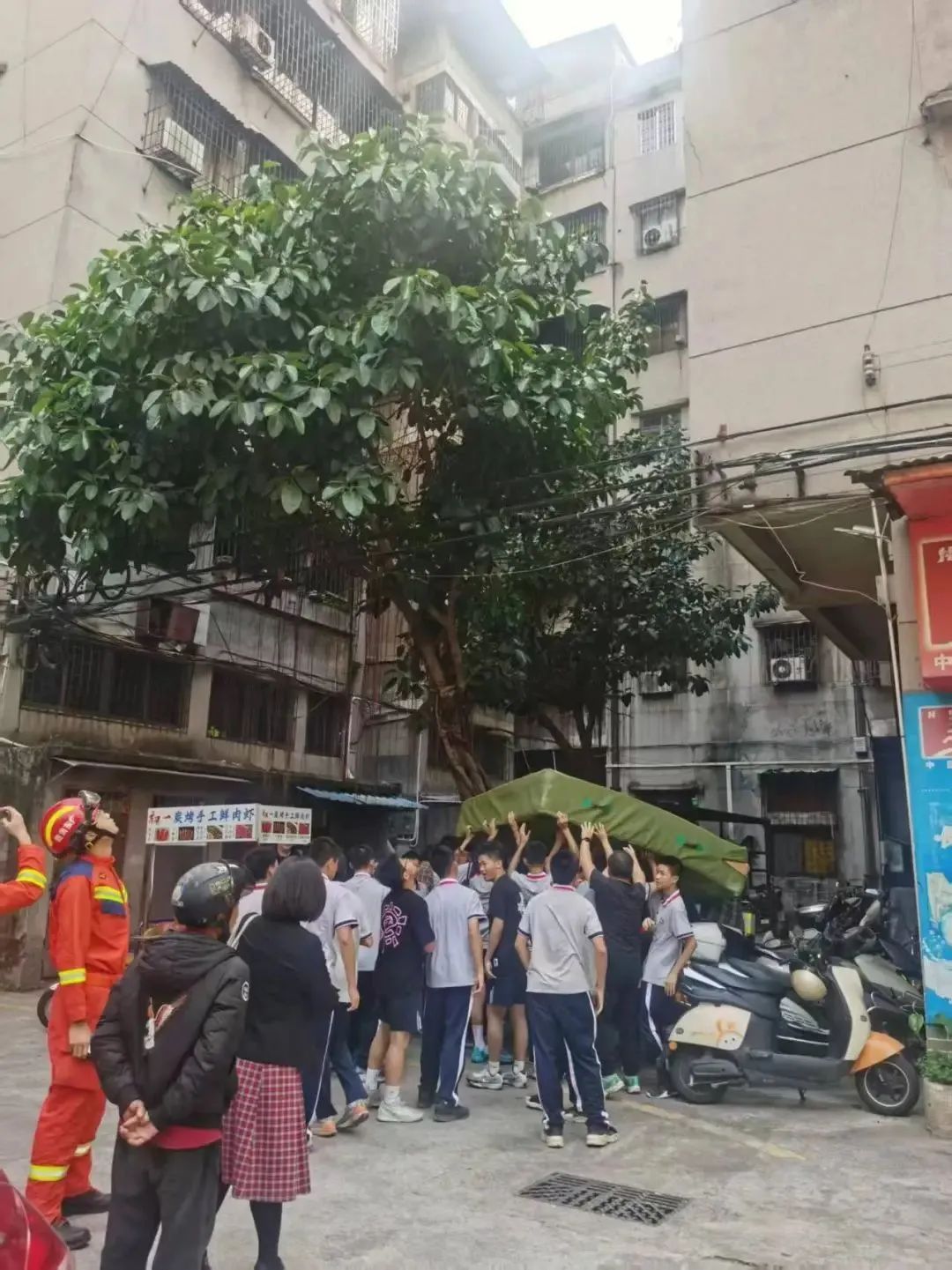 惊险！男孩头“陷”防盗窗，身体在半空打晃......消防提示