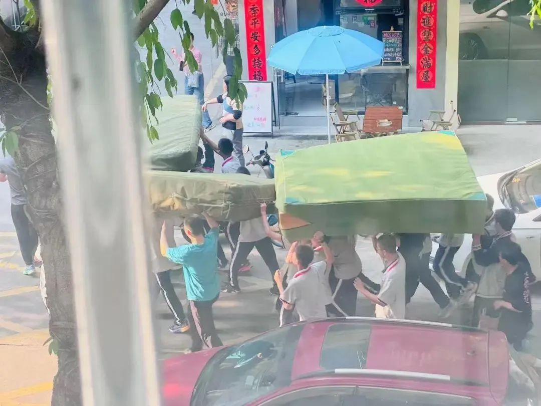 惊险！男孩头“陷”防盗窗，身体在半空打晃......消防提示