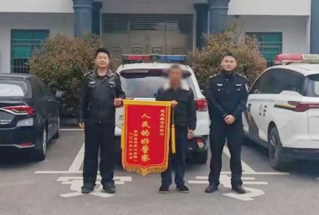 10岁男孩沉迷网络游戏被骗1800元,民警"特别行动"全额退还 10岁男孩沉迷网络游戏被骗1800元,民警"特别行动"全额退还