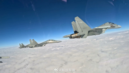 长空砺刃！空军战机飞行训练图上新