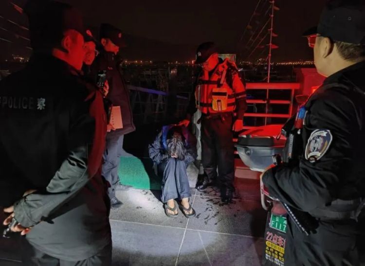 凌晨一女子落入昆明滇池，命悬一线！民警紧急救援