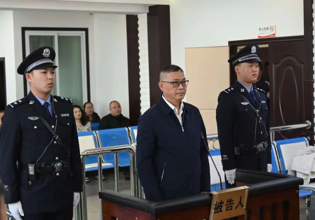 贵州省铜仁市政协原党组成员、副主席杨德振受贿案一审开庭