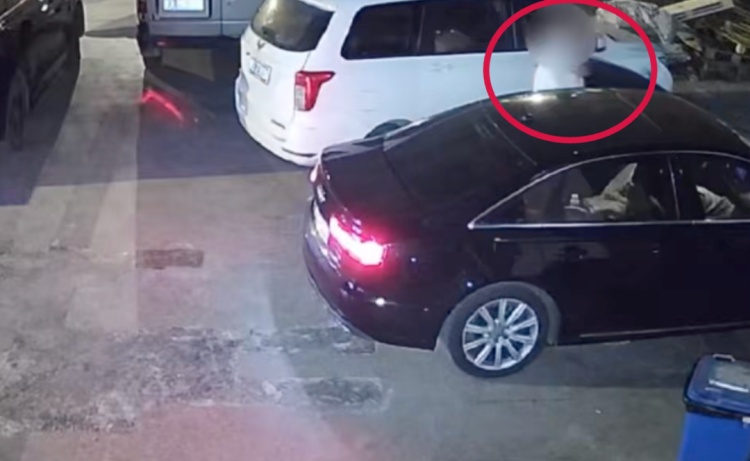 深夜的上海街头，情侣吵架内容被人听到！后果很严重……
