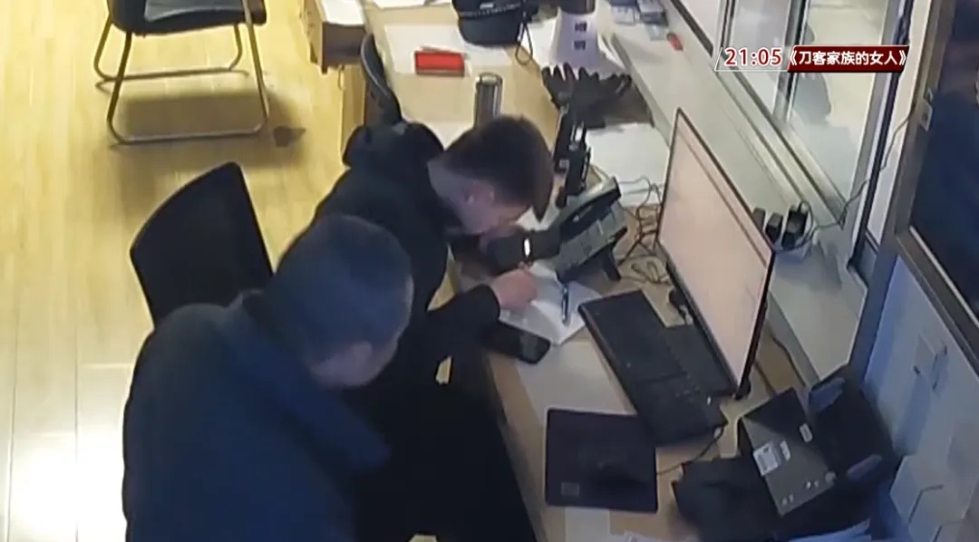 济南一男子“手机黑屏、失去控制、关不了机”,警方还原紧张刺激全程→ 济南一男子“手机黑屏、失去控制、关不了机”,警方还原紧张刺激全程→