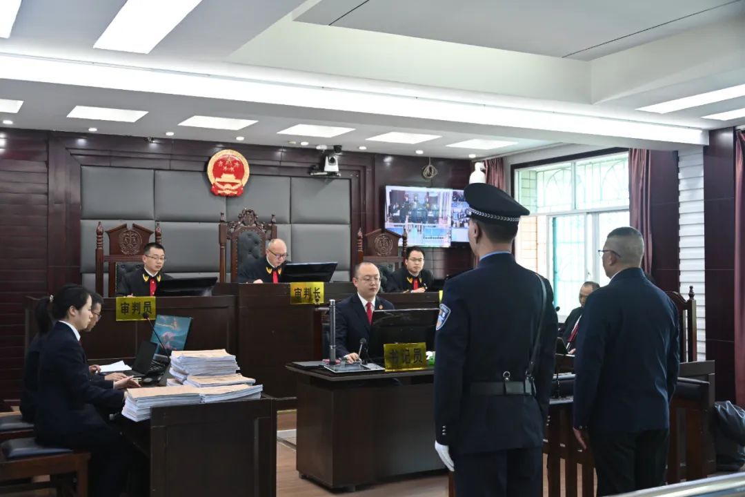 贵州省铜仁市政协原党组成员、副主席杨德振受贿案一审开庭