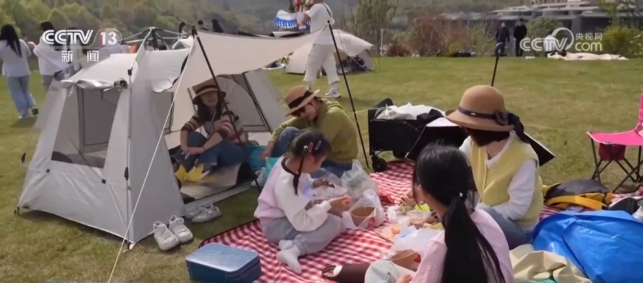 “解锁”春日多巴胺 户外经济“多点开花”成新消费“风口” “解锁”春日多巴胺 户外经济“多点开花”成新消费“风口”