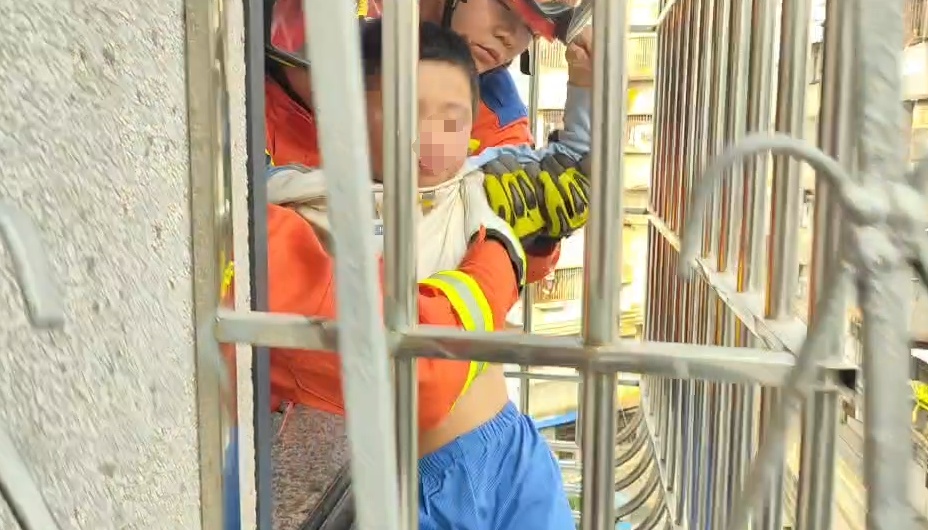 惊险！男孩头“陷”防盗窗，身体在半空打晃......消防提示