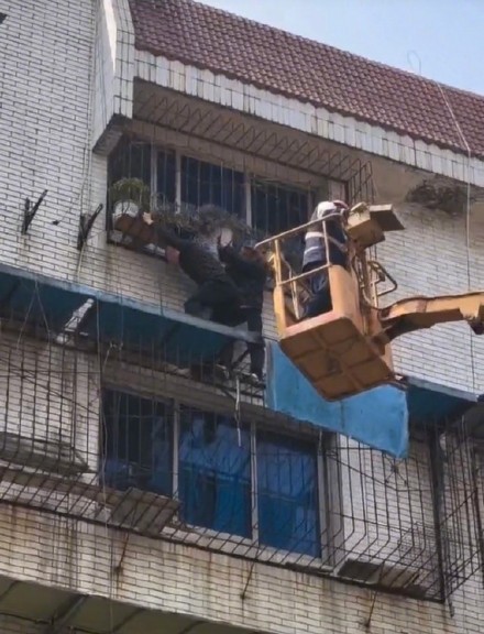 这不是他第一次救人!重庆“托举哥”李云:遇到紧急情况肯定要出手 这不是他第一次救人!重庆“托举哥”李云:遇到紧急情况肯定要出手