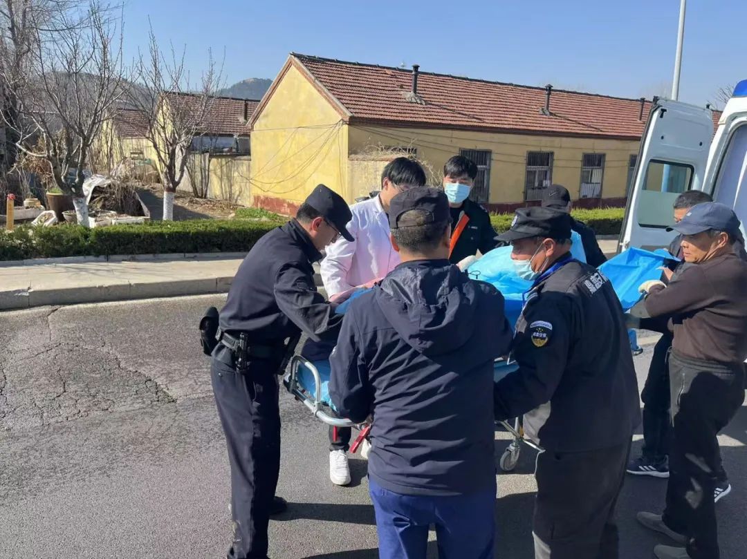 惊魂一刻！济南一老者晨练落水，幸亏......