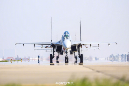 长空砺刃！空军战机飞行训练图上新