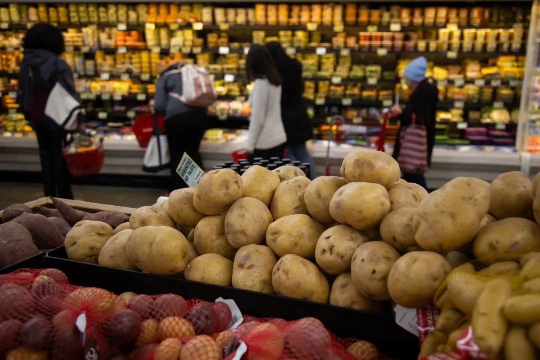 多少美国人反对滥征关税?民调惊人…… 多少美国人反对滥征关税?民调惊人……