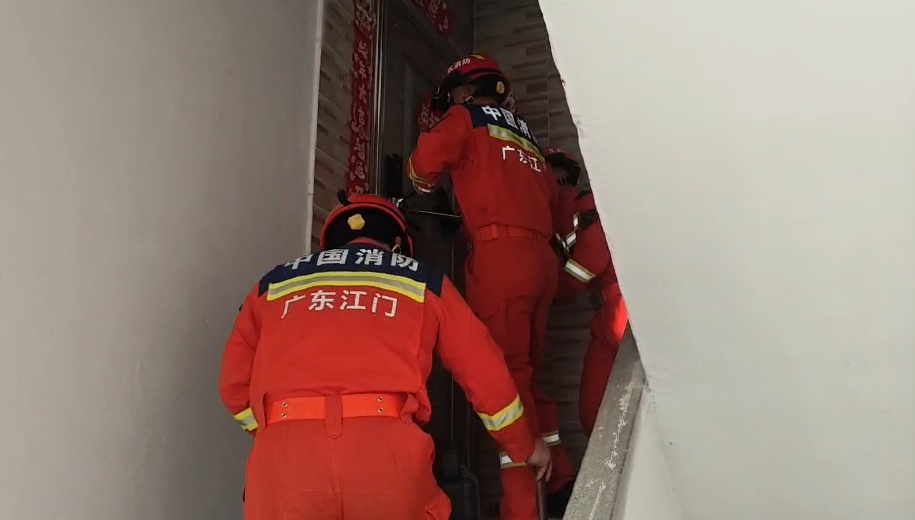 惊险！男孩头“陷”防盗窗，身体在半空打晃......消防提示