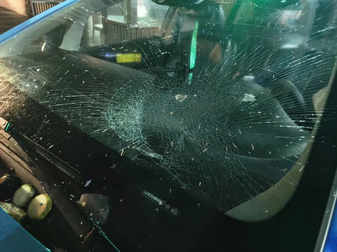 深夜,一只外卖袋从19楼被抛出砸坏车玻璃!深圳警方:涉事男子已被刑拘 深夜,一只外卖袋从19楼被抛出砸坏车玻璃!深圳警方:涉事男子已被刑拘