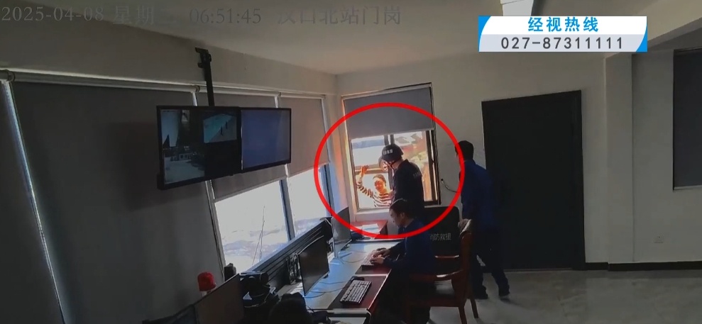 事发武汉清晨！4分钟生死救援