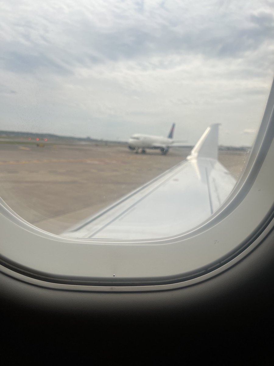 里根机场再出事故 美国航空两飞机在跑道上相撞