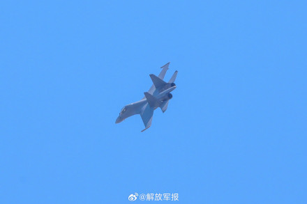 长空砺刃！空军战机飞行训练图上新