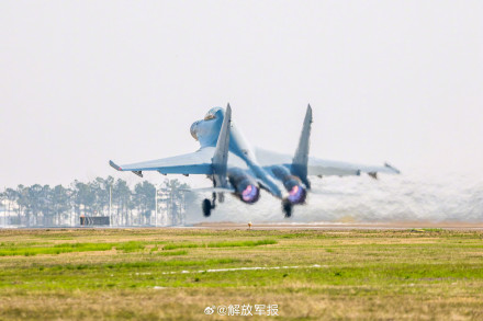 长空砺刃！空军战机飞行训练图上新