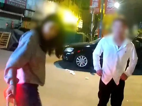 深夜的上海街头，情侣吵架内容被人听到！后果很严重……