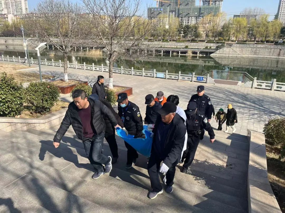 惊魂一刻！济南一老者晨练落水，幸亏......