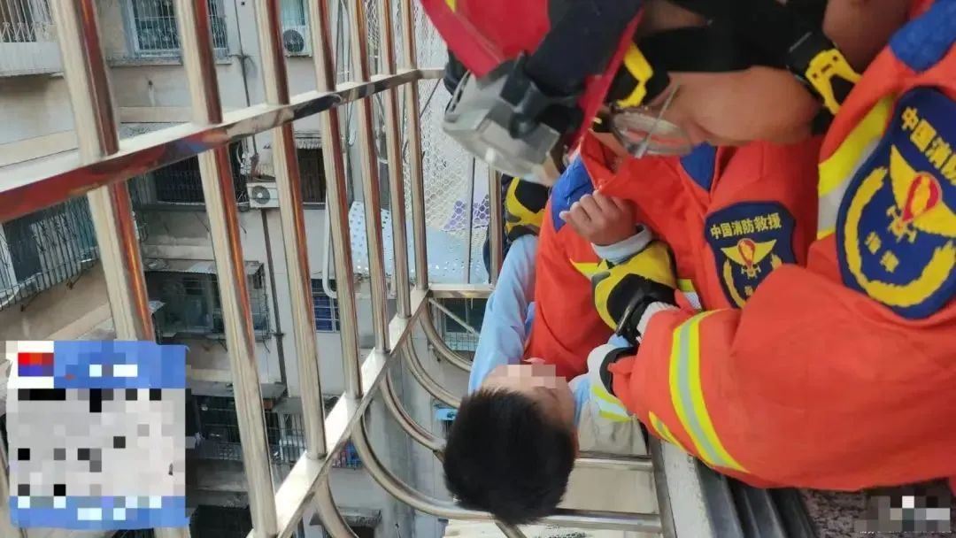 惊险！男孩头“陷”防盗窗，身体在半空打晃......消防提示