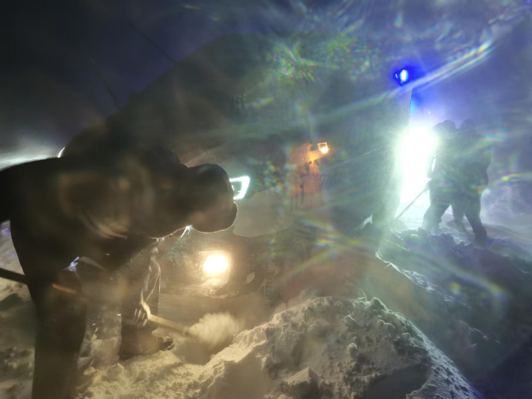 13级狂风中,体重82公斤的民警被掀翻3次!但他们仍冲向受困车辆…… 13级狂风中,体重82公斤的民警被掀翻3次!但他们仍冲向受困车辆……