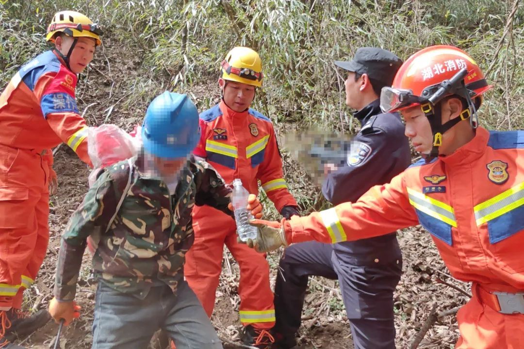 “一下子就冲了过来!”几百斤母熊带两崽围困4名工人约3小时 “一下子就冲了过来!”几百斤母熊带两崽围困4名工人约3小时