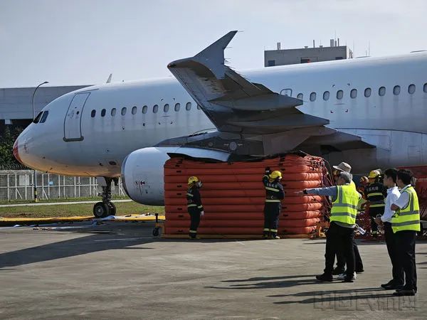 福州机场开展残损航空器搬移实战演练，真机上阵