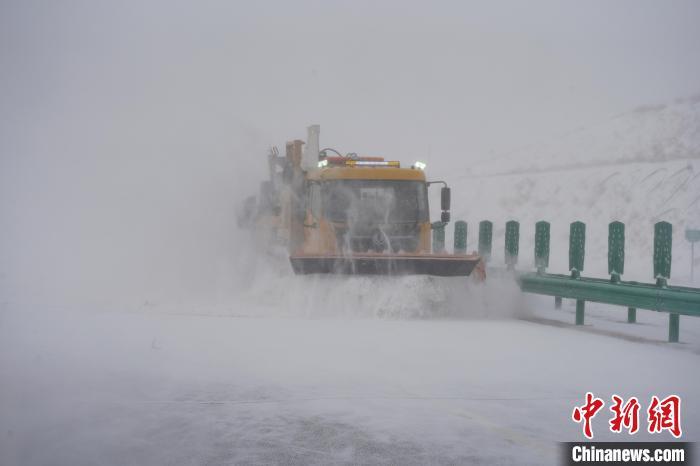 恶劣天气持续影响内蒙古 民众出行受阻 恶劣天气持续影响内蒙古 民众出行受阻