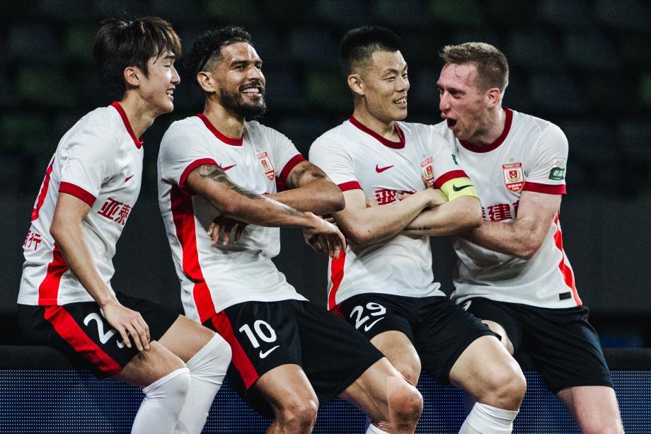 中超-谭龙、徐越中场吊射破门 亚泰3-1十人梅州