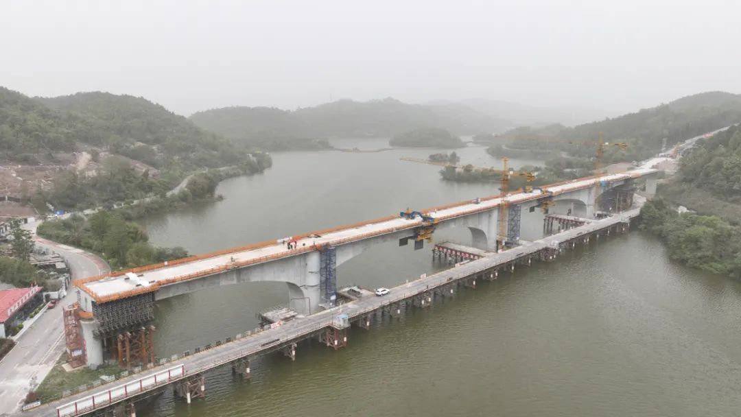 顺利合龙!成渝中线高铁施工再进一步 顺利合龙!成渝中线高铁施工再进一步