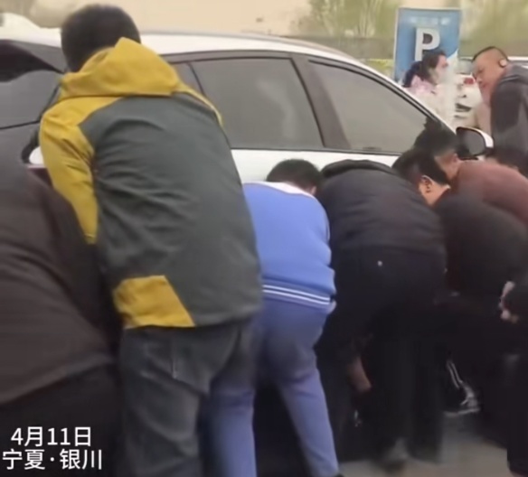 银川一小伙骑车摔倒卷入车底,十几人一起冲上前… 银川一小伙骑车摔倒卷入车底,十几人一起冲上前…