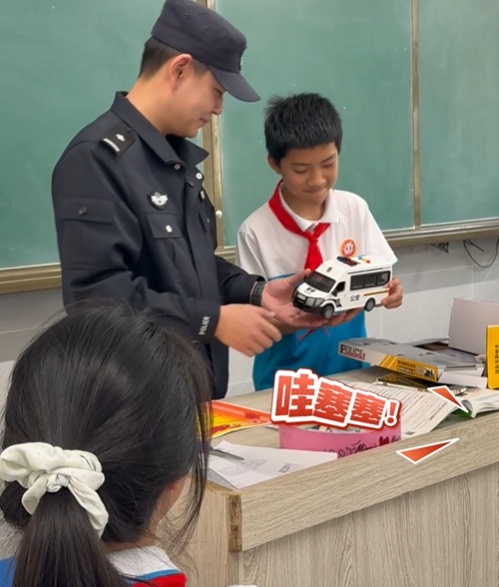 “我在马路边捡到1万块！”卢晨鑫、卢晨希，拾金不昧好少年！