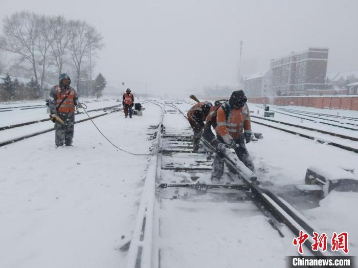 黑龙江：千人迎战强降雪 最北铁路运输平稳有序