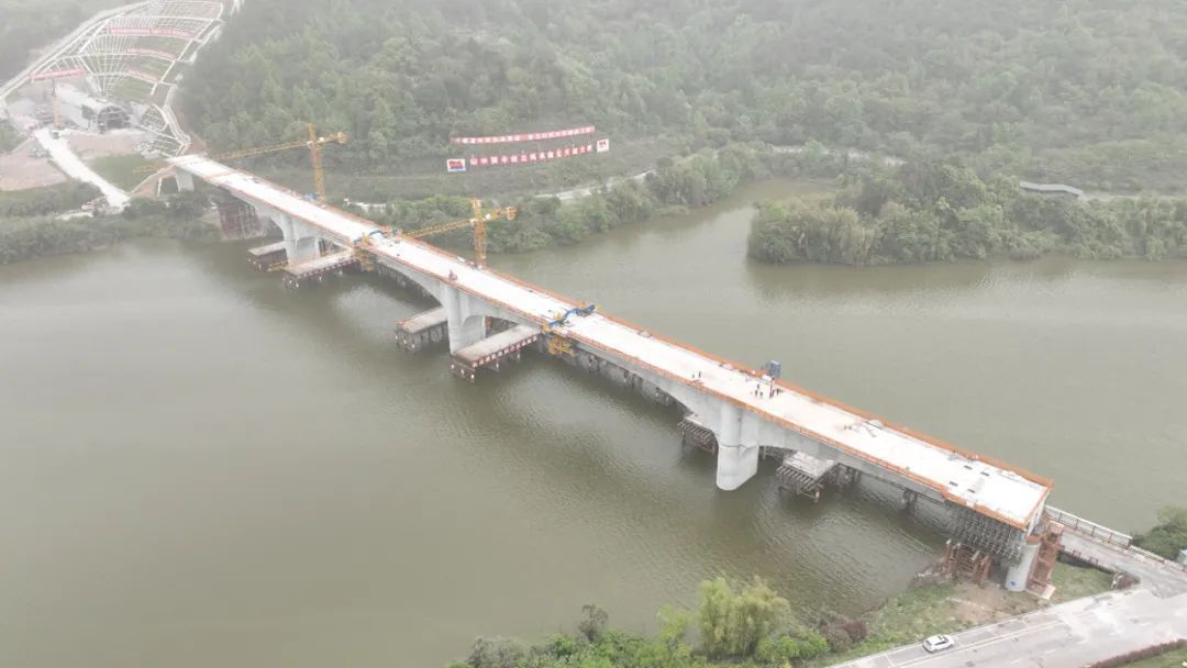 顺利合龙!成渝中线高铁施工再进一步 顺利合龙!成渝中线高铁施工再进一步