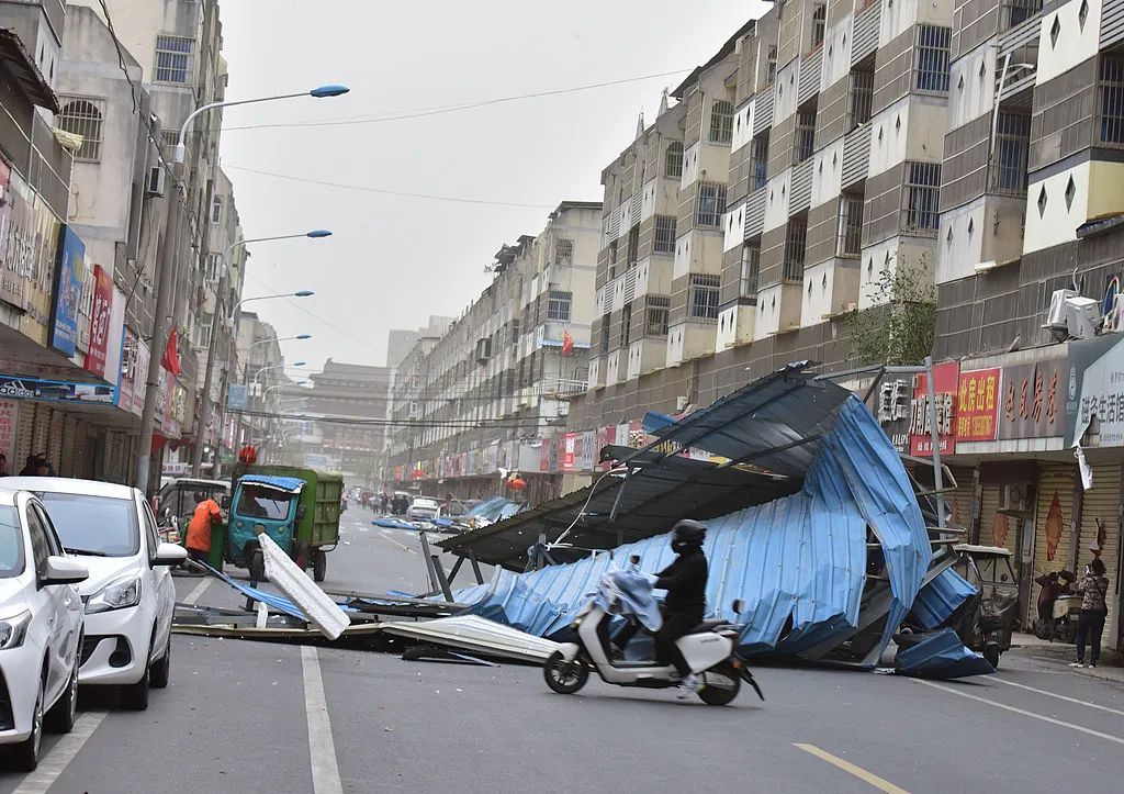 暴雨+大风+雷电来袭,广州主要影响时段为中午前后!中央气象台四预警齐发! 暴雨+大风+雷电来袭,广州主要影响时段为中午前后!中央气象台四预警齐发!